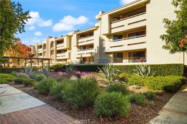 21620 Burbank 20, Woodland Hills, CA 91367