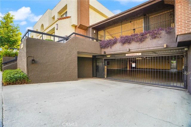 21620 Burbank 20, Woodland Hills, CA 91367