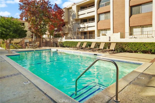 21620 Burbank 20, Woodland Hills, CA 91367