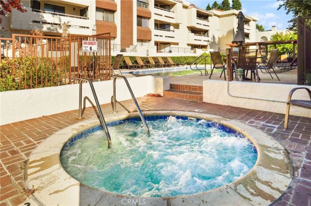 21620 Burbank 20, Woodland Hills, CA 91367