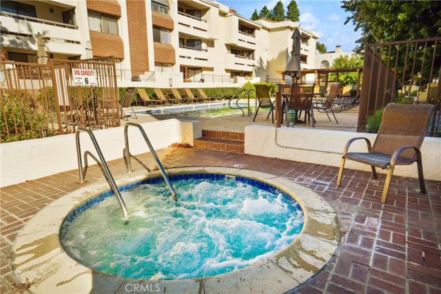 21620 Burbank 20, Woodland Hills, CA 91367