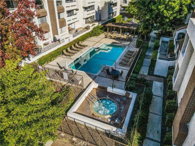 21620 Burbank 20, Woodland Hills, CA 91367