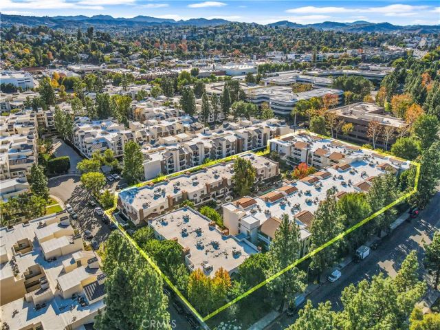 21620 Burbank 20, Woodland Hills, CA 91367