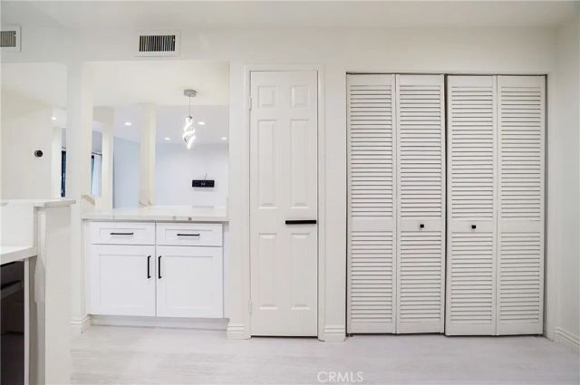 21620 Burbank 20, Woodland Hills, CA 91367