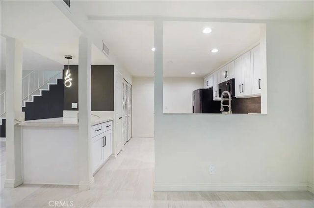 21620 Burbank 20, Woodland Hills, CA 91367