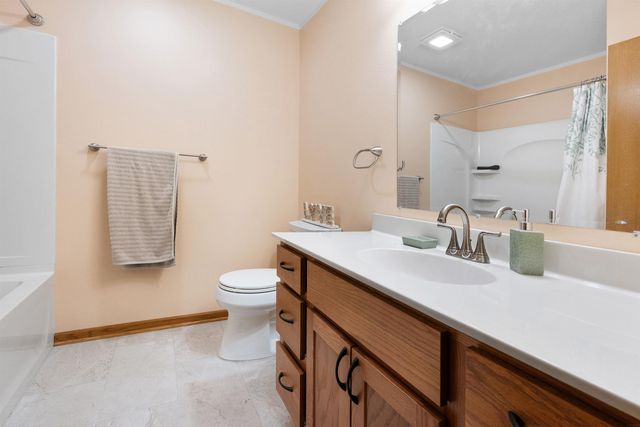 5531 Summerland Drive, Waterloo, IA 50701