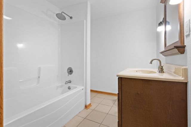 5531 Summerland Drive, Waterloo, IA 50701