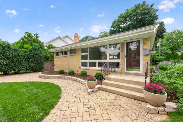 392 WINDSOR Avenue, Glen Ellyn, IL 60137