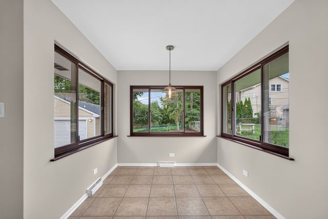 392 WINDSOR Avenue, Glen Ellyn, IL 60137