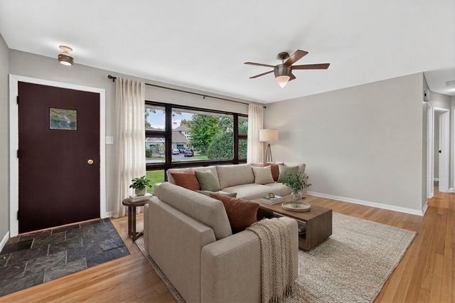 392 WINDSOR Avenue, Glen Ellyn, IL 60137