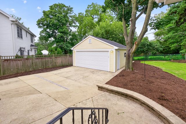 392 WINDSOR Avenue, Glen Ellyn, IL 60137