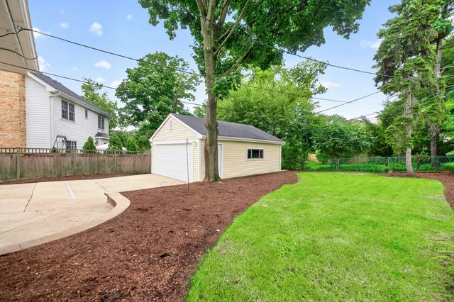 392 WINDSOR Avenue, Glen Ellyn, IL 60137