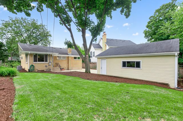 392 WINDSOR Avenue, Glen Ellyn, IL 60137