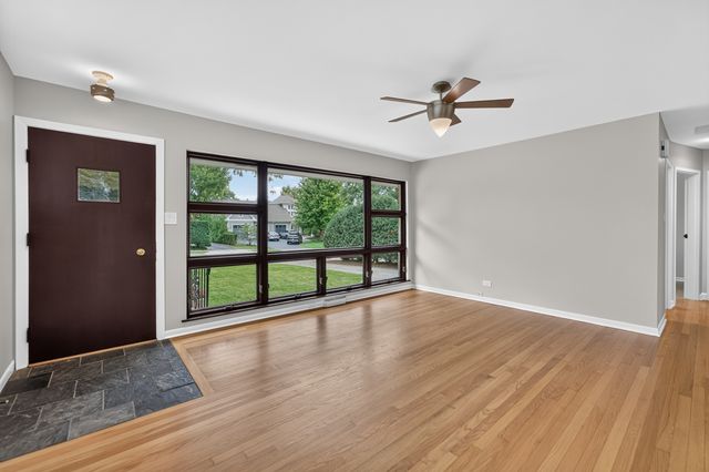 392 WINDSOR Avenue, Glen Ellyn, IL 60137