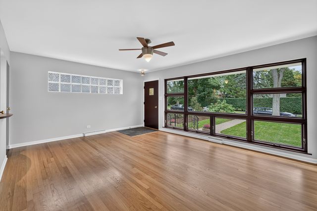 392 WINDSOR Avenue, Glen Ellyn, IL 60137