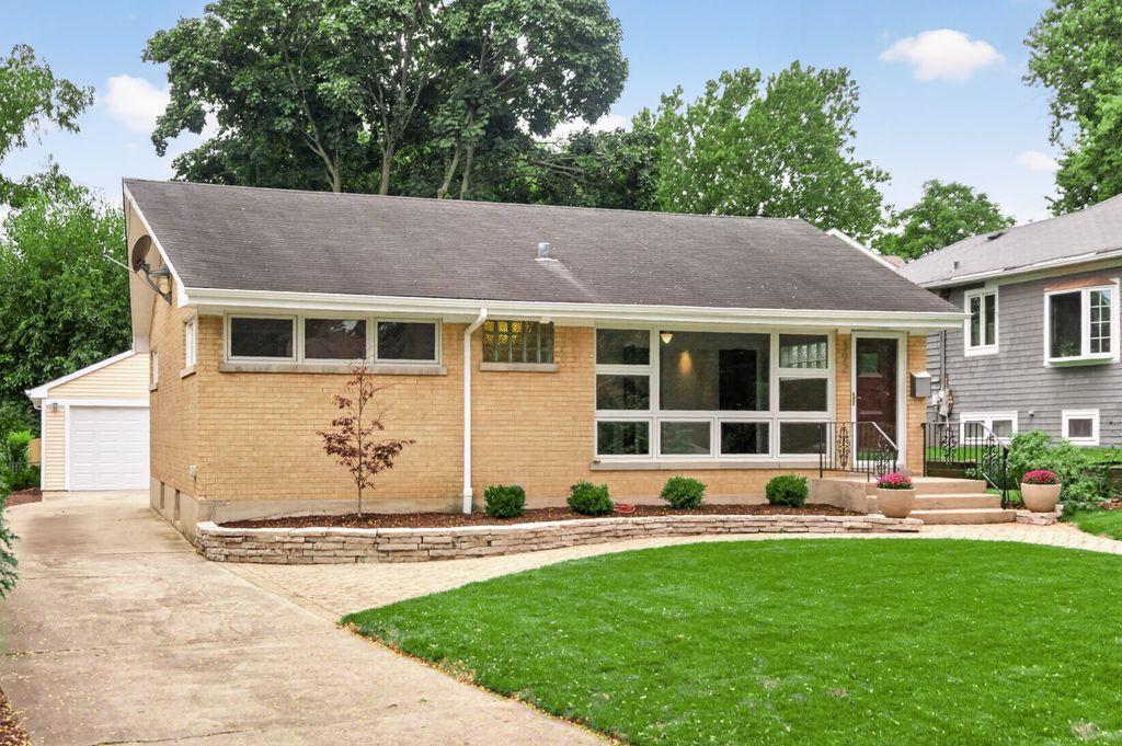 392 WINDSOR Avenue, Glen Ellyn, IL 60137
