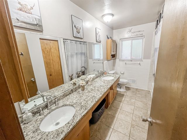 17828 Devonshire Street, Riverview, MI 48193