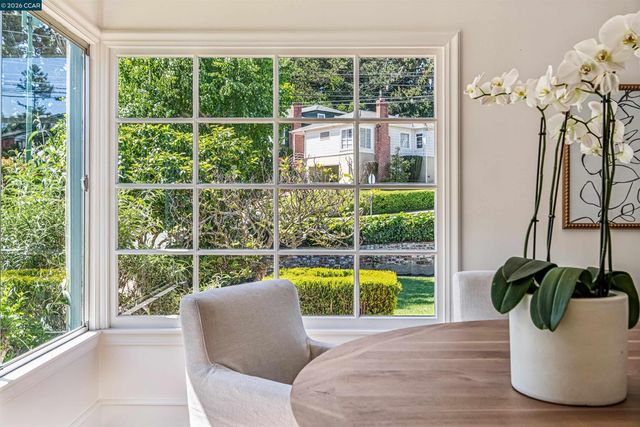 4010 Reinhardt Dr, Oakland, CA 94619