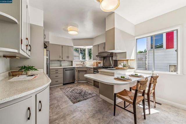 4010 Reinhardt Dr, Oakland, CA 94619