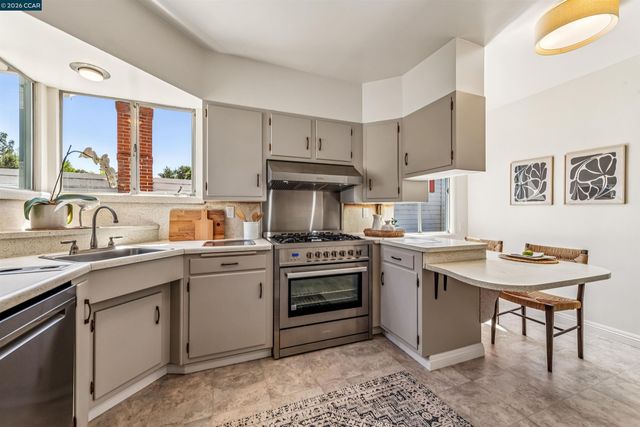 4010 Reinhardt Dr, Oakland, CA 94619