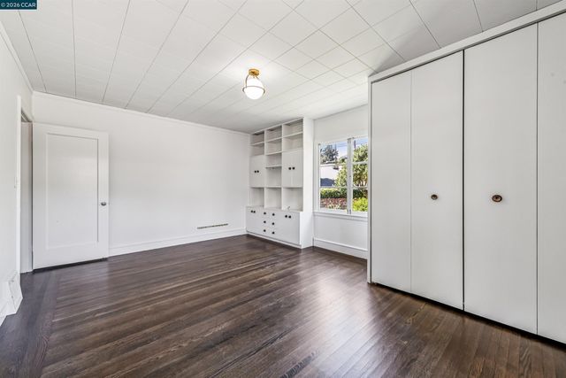 4010 Reinhardt Dr, Oakland, CA 94619