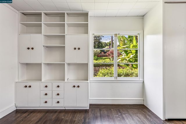 4010 Reinhardt Dr, Oakland, CA 94619