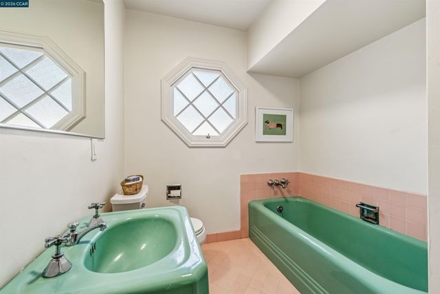 4010 Reinhardt Dr, Oakland, CA 94619