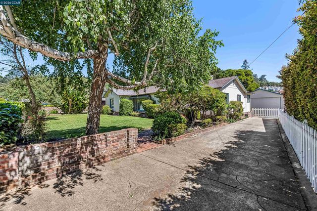 4010 Reinhardt Dr, Oakland, CA 94619