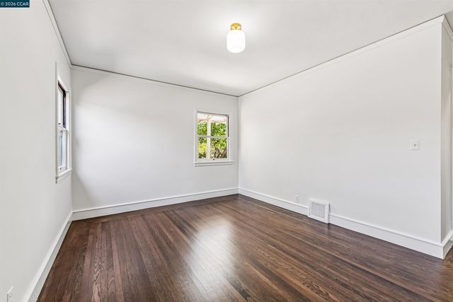 4010 Reinhardt Dr, Oakland, CA 94619