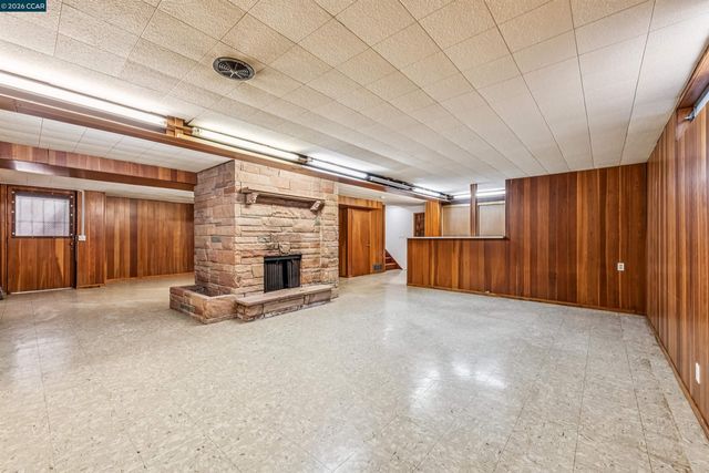 4010 Reinhardt Dr, Oakland, CA 94619