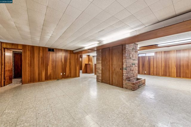 4010 Reinhardt Dr, Oakland, CA 94619