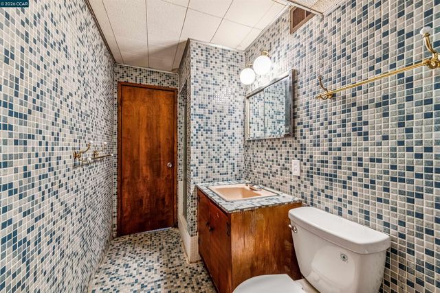 4010 Reinhardt Dr, Oakland, CA 94619