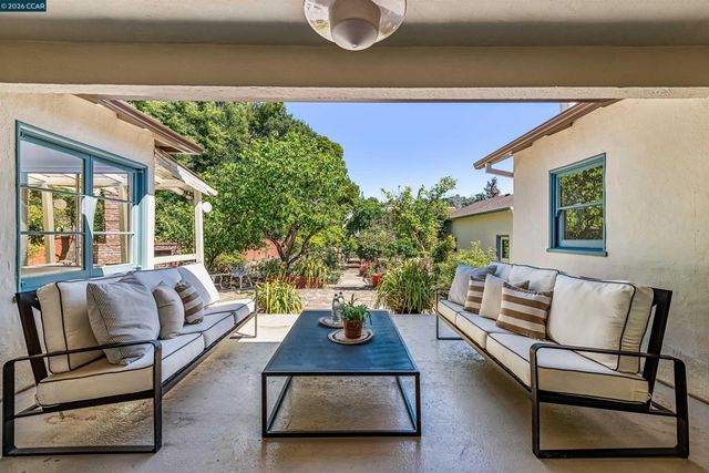 4010 Reinhardt Dr, Oakland, CA 94619