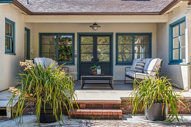 4010 Reinhardt Dr, Oakland, CA 94619