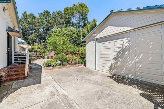 4010 Reinhardt Dr, Oakland, CA 94619