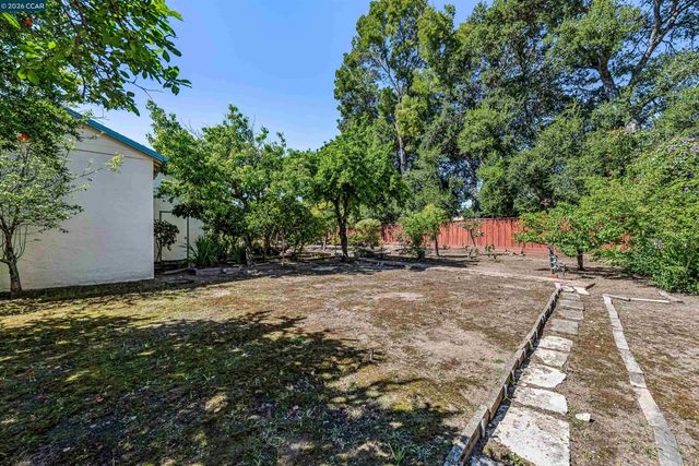 4010 Reinhardt Dr, Oakland, CA 94619