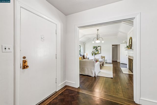 4010 Reinhardt Dr, Oakland, CA 94619