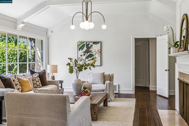 4010 Reinhardt Dr, Oakland, CA 94619