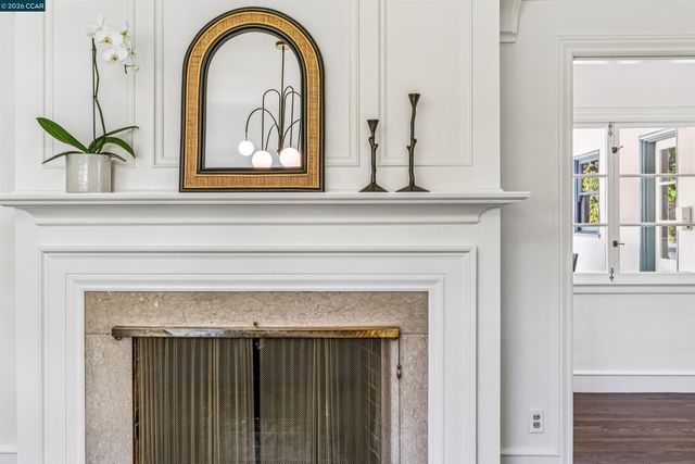 4010 Reinhardt Dr, Oakland, CA 94619