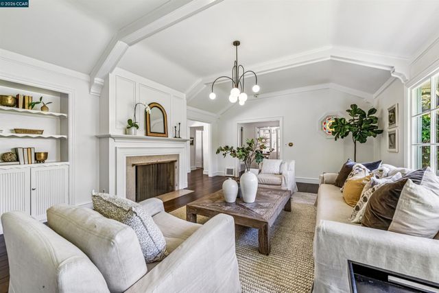 4010 Reinhardt Dr, Oakland, CA 94619