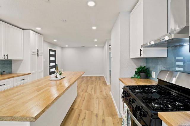 1126 W Lullwood, San Antonio, TX 78201