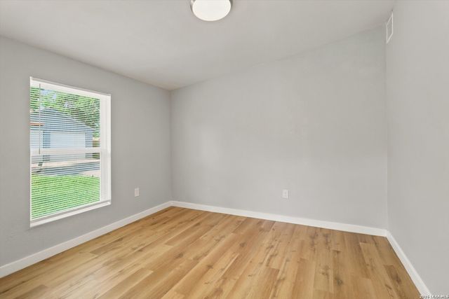 1126 W Lullwood, San Antonio, TX 78201
