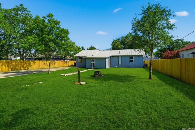 1126 W Lullwood, San Antonio, TX 78201