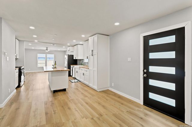 1126 W Lullwood, San Antonio, TX 78201