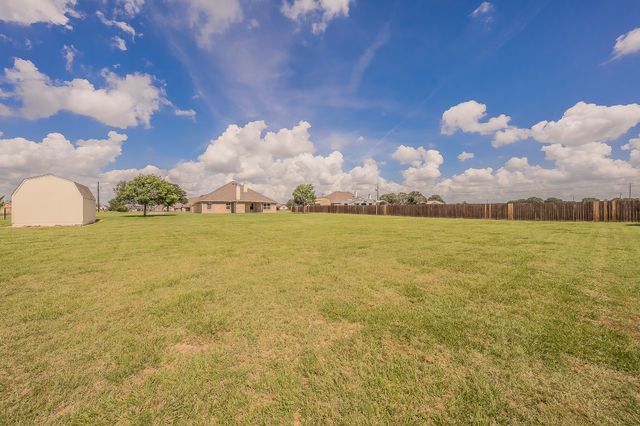 105 Briar Meadows Circle, Azle, TX 76020