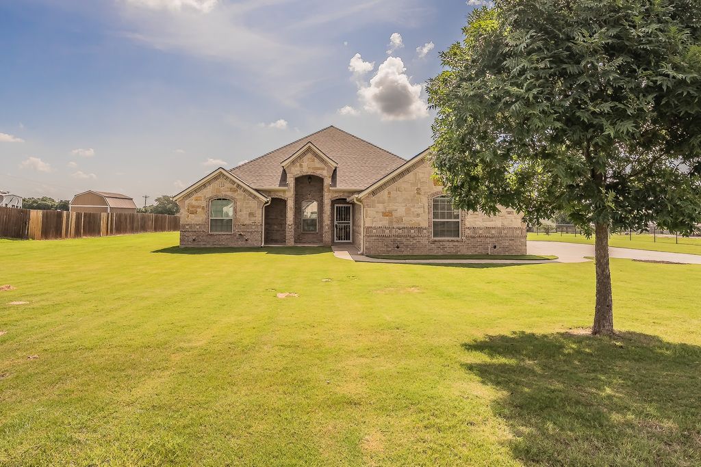 105 Briar Meadows Circle, Azle, TX 76020