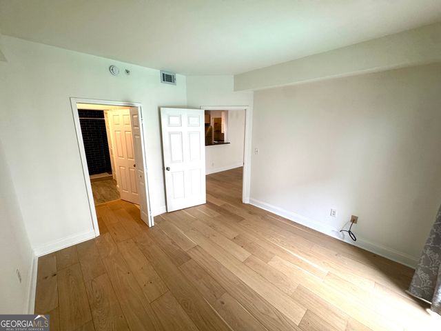 1074 Peachtree Walk NE B220, Atlanta, GA 30309