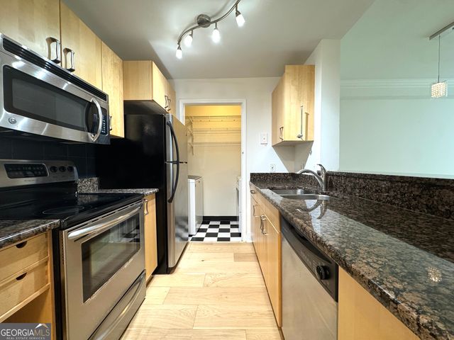 1074 Peachtree Walk NE B220, Atlanta, GA 30309