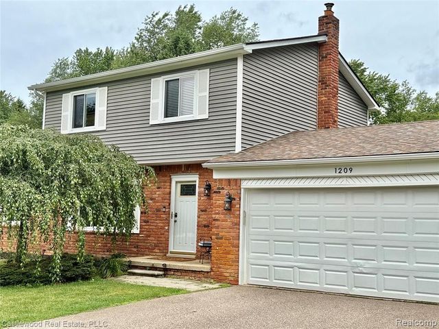 1209 Bay Ridge Drive, Highland, MI 48356