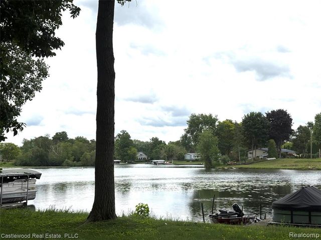 1209 Bay Ridge Drive, Highland, MI 48356